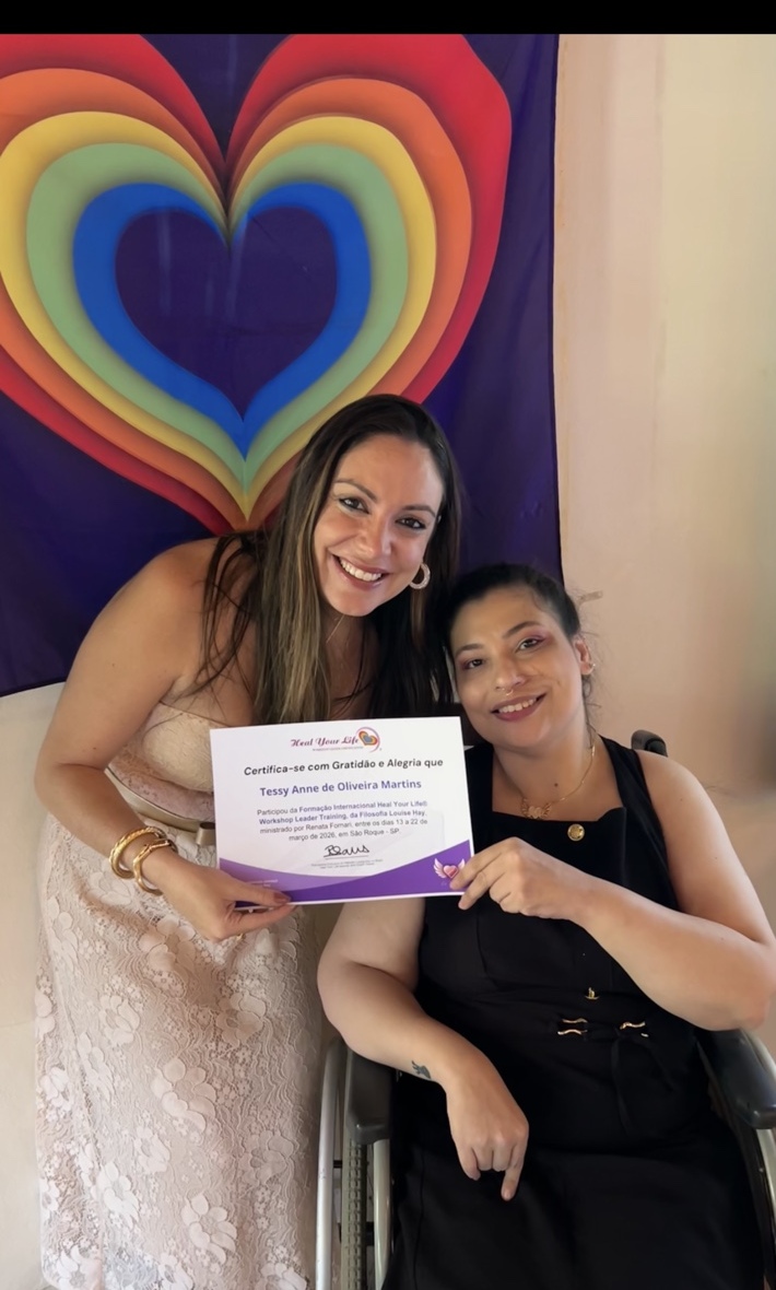 Tessy Martins ao lado de Renata Fornari com o certificado Heal Your Life